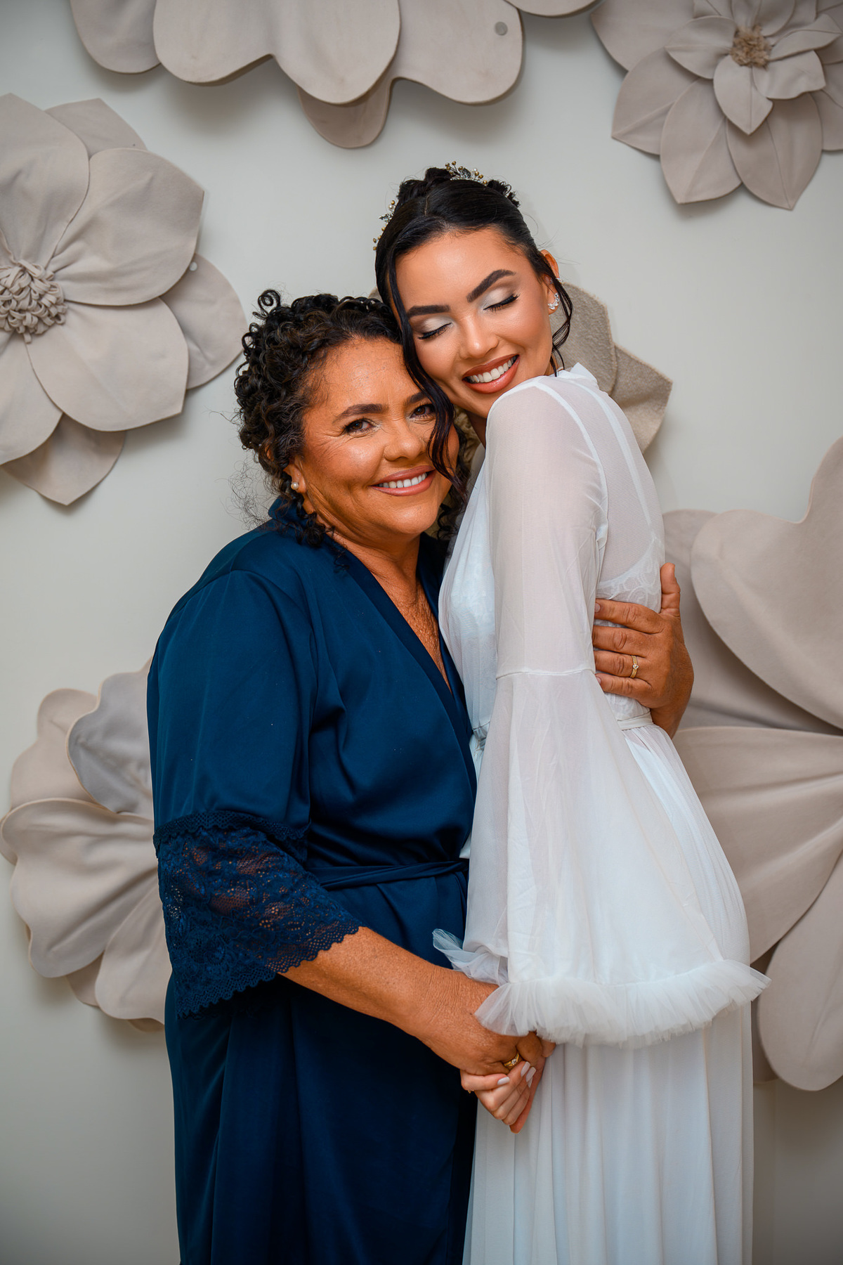 Noiva abraçando a mãe durante o making of do casamento
