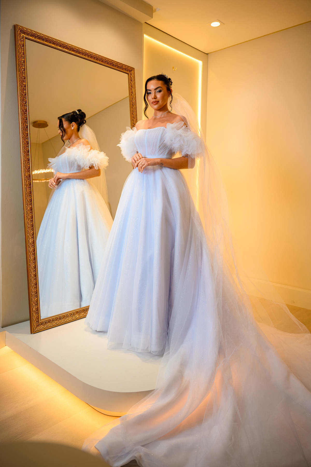 Noiva pronta refletida no espelho durante o making of

