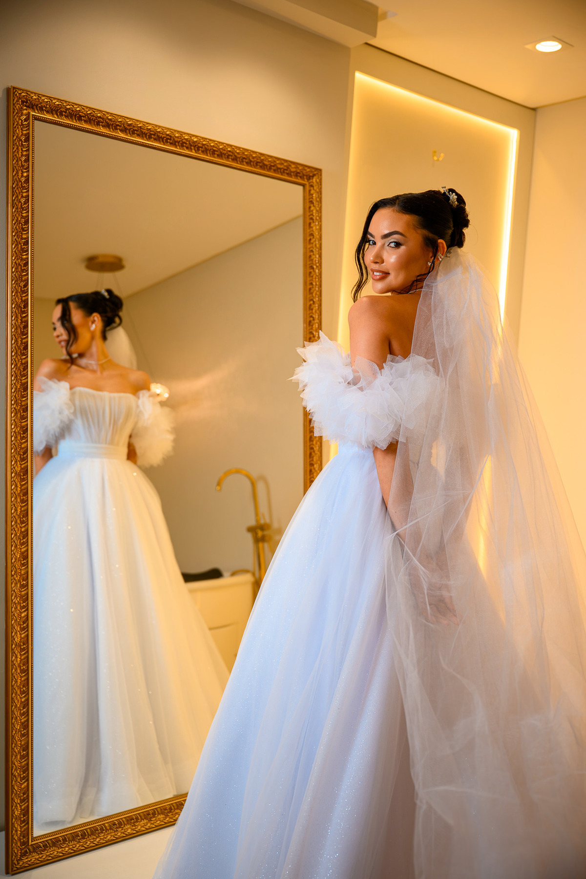 Noiva com véu e reflexo durante o making of
