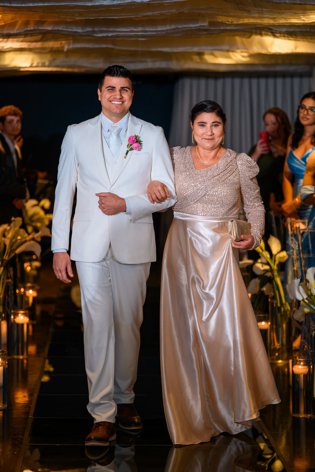  Noivo entrando com a mãe na cerimônia de casamento

