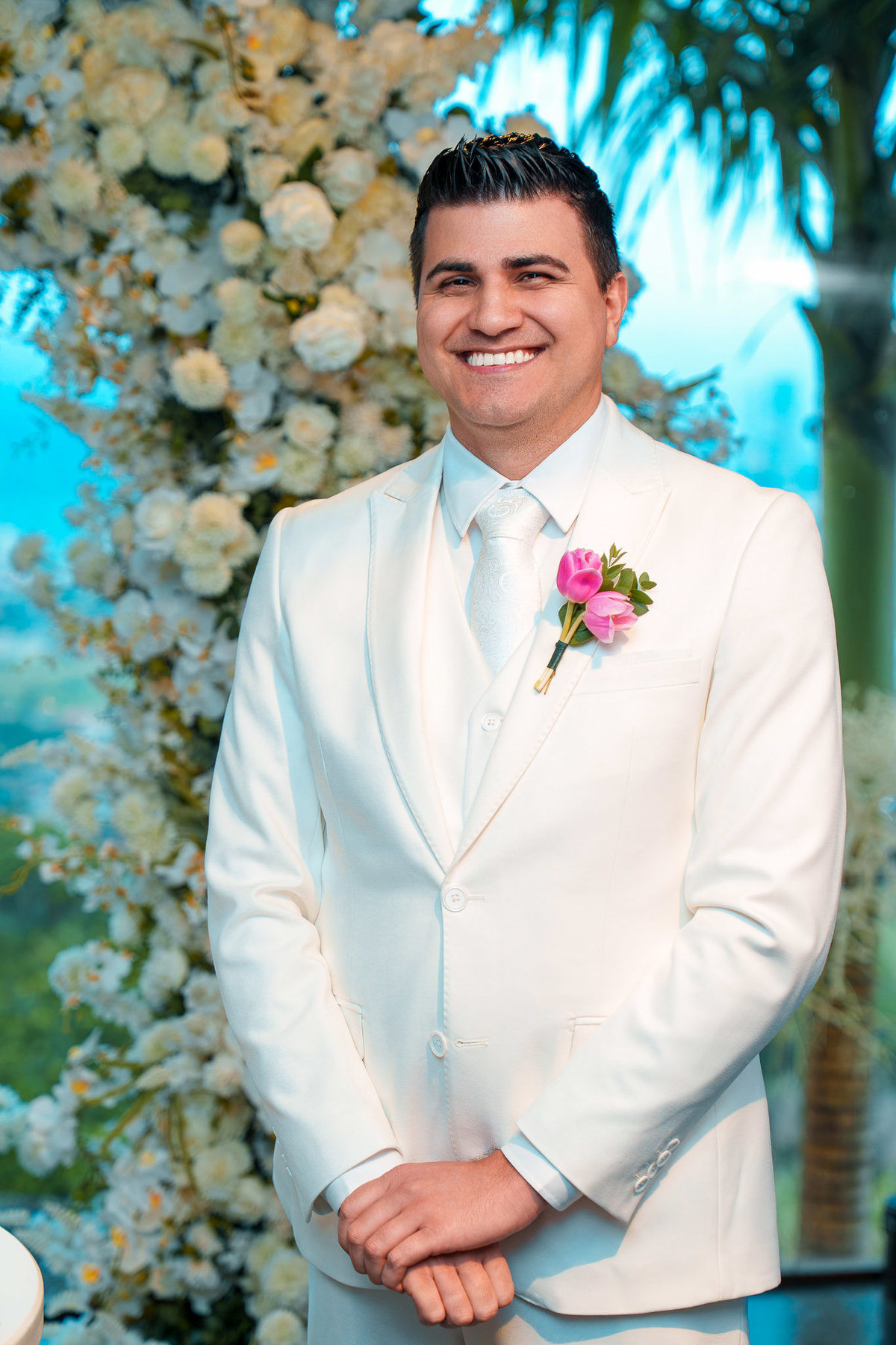 Noivo sorrindo no altar do Indaiá Eventos
