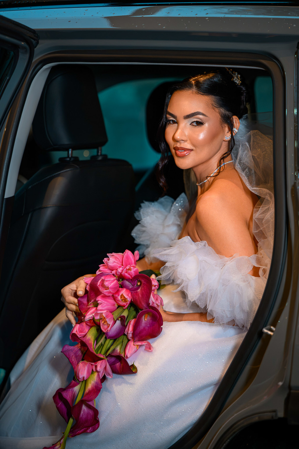 Noiva chegando de carro para o casamento em Itapema
