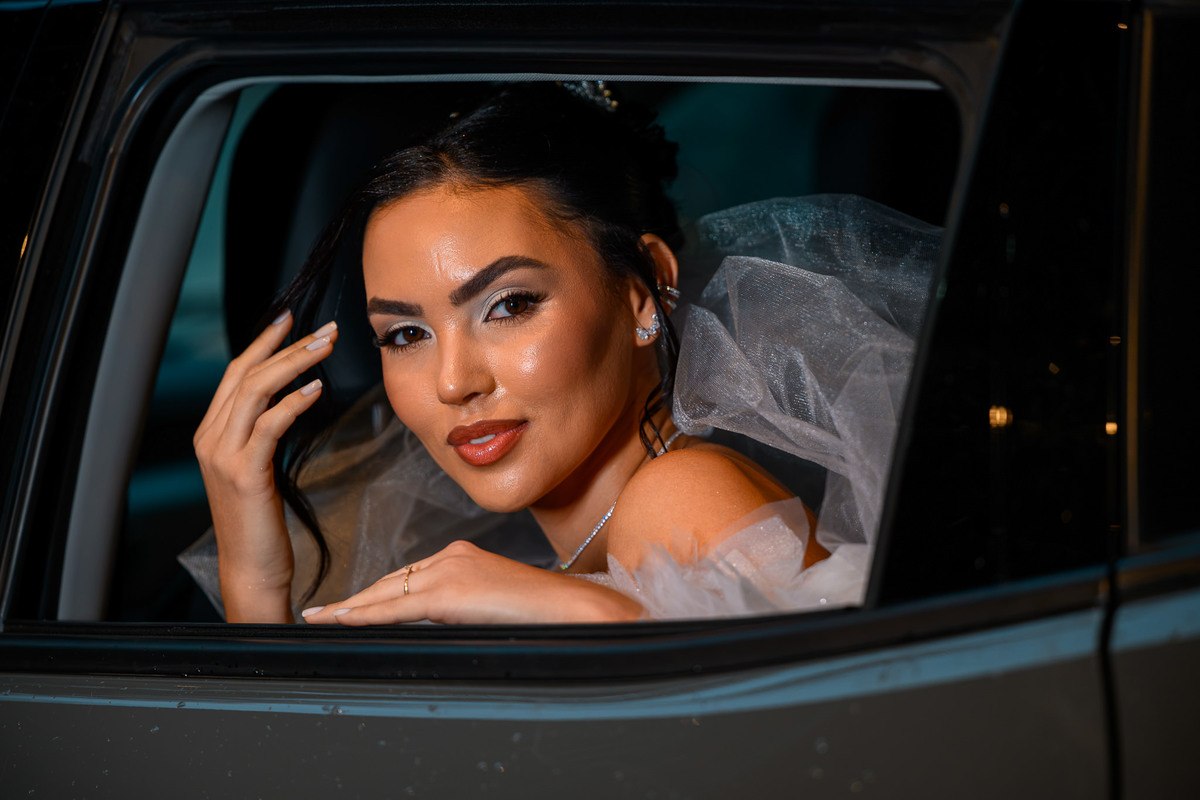  Retrato da noiva no carro antes da entrada
