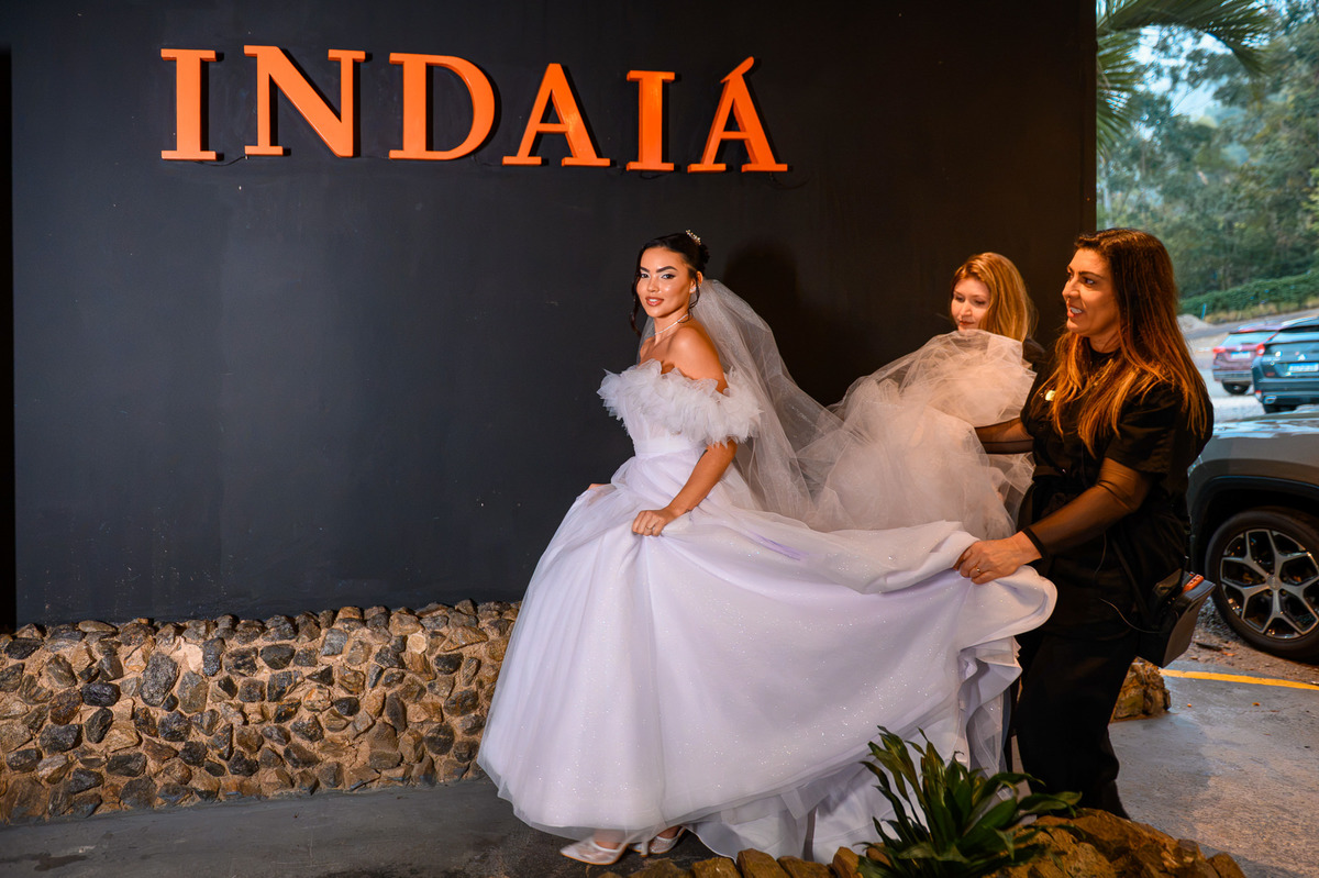 Noiva chegando ao Indaiá Eventos para a cerimônia