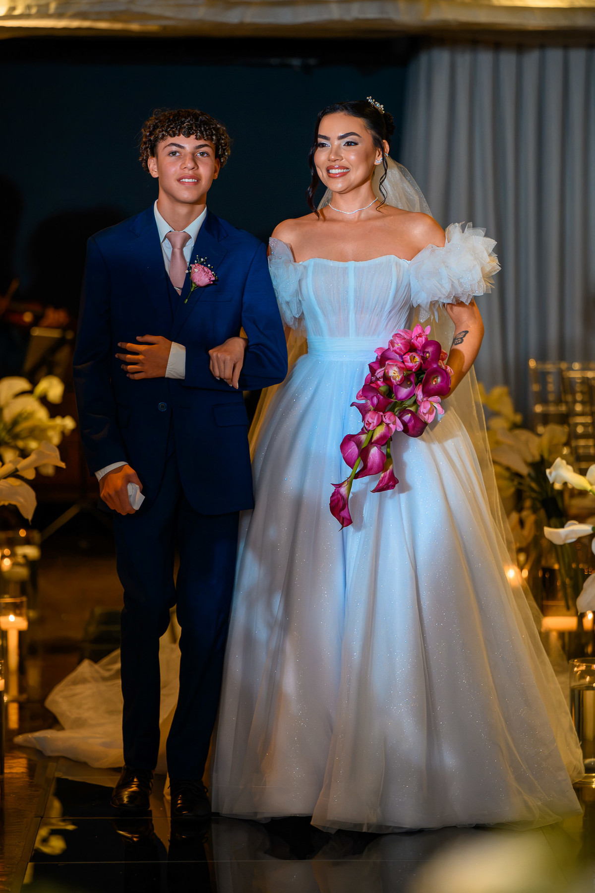Noiva acompanhada durante a entrada no casamento em Itapema