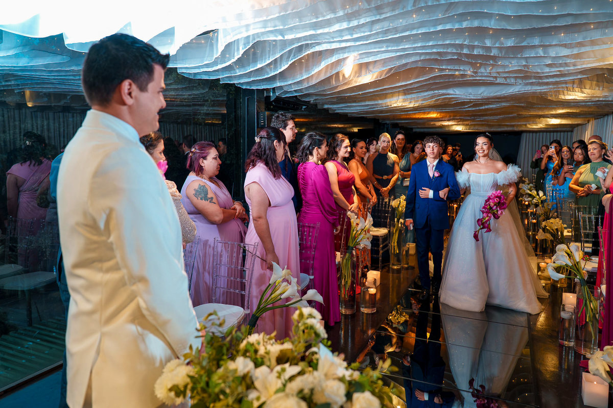Casal reunido no altar durante a cerimônia de casamento