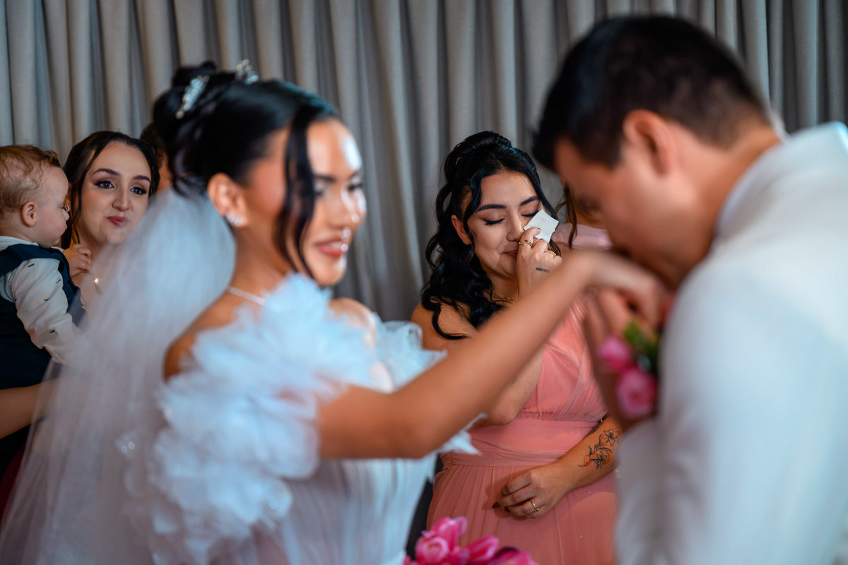  Noivo beijando a mão da noiva no altar