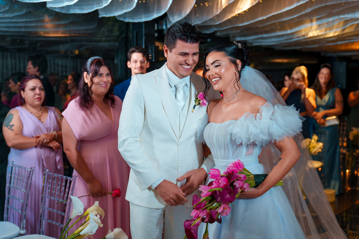 Casal sorrindo junto no altar do Indaiá Eventos