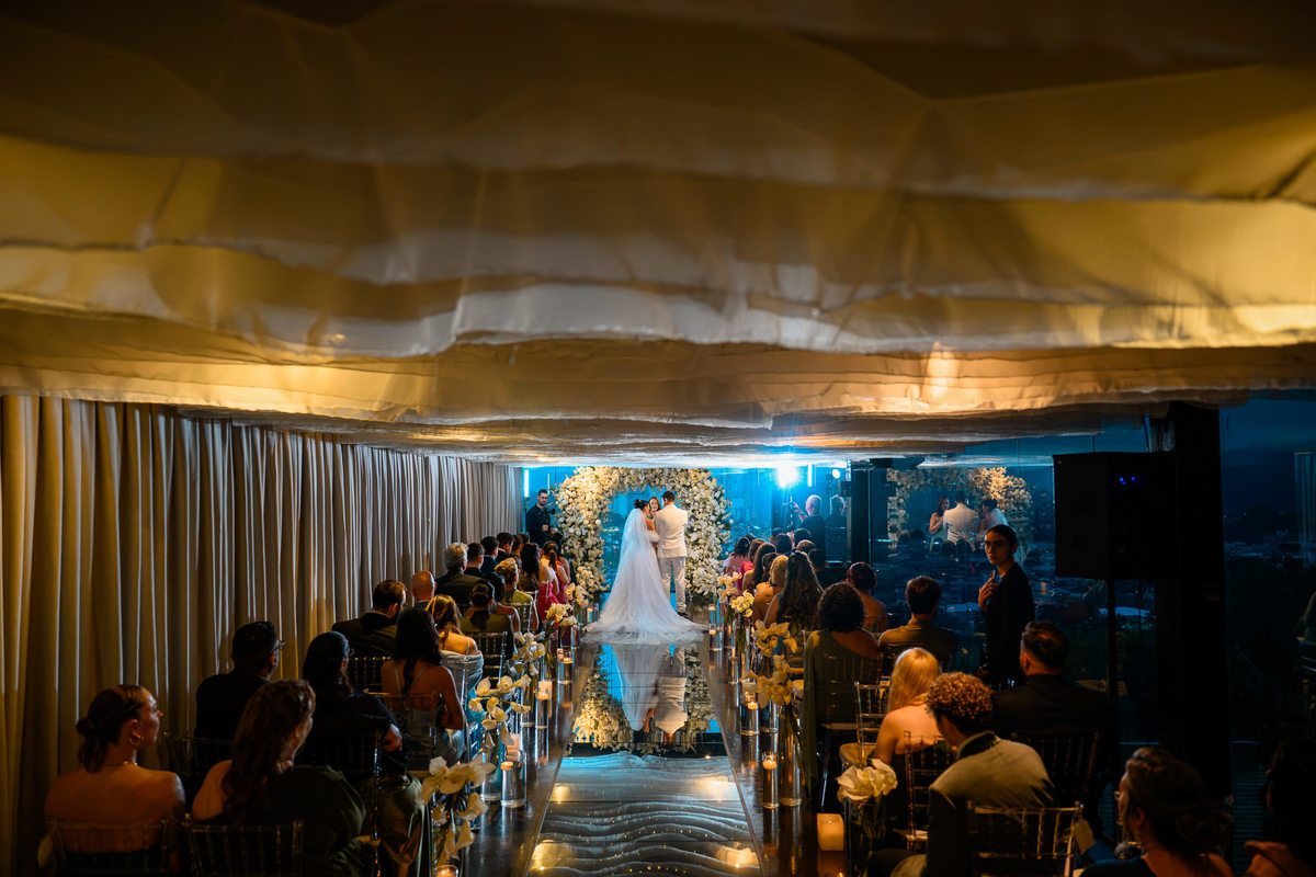 Cerimônia de casamento vista entre os convidados