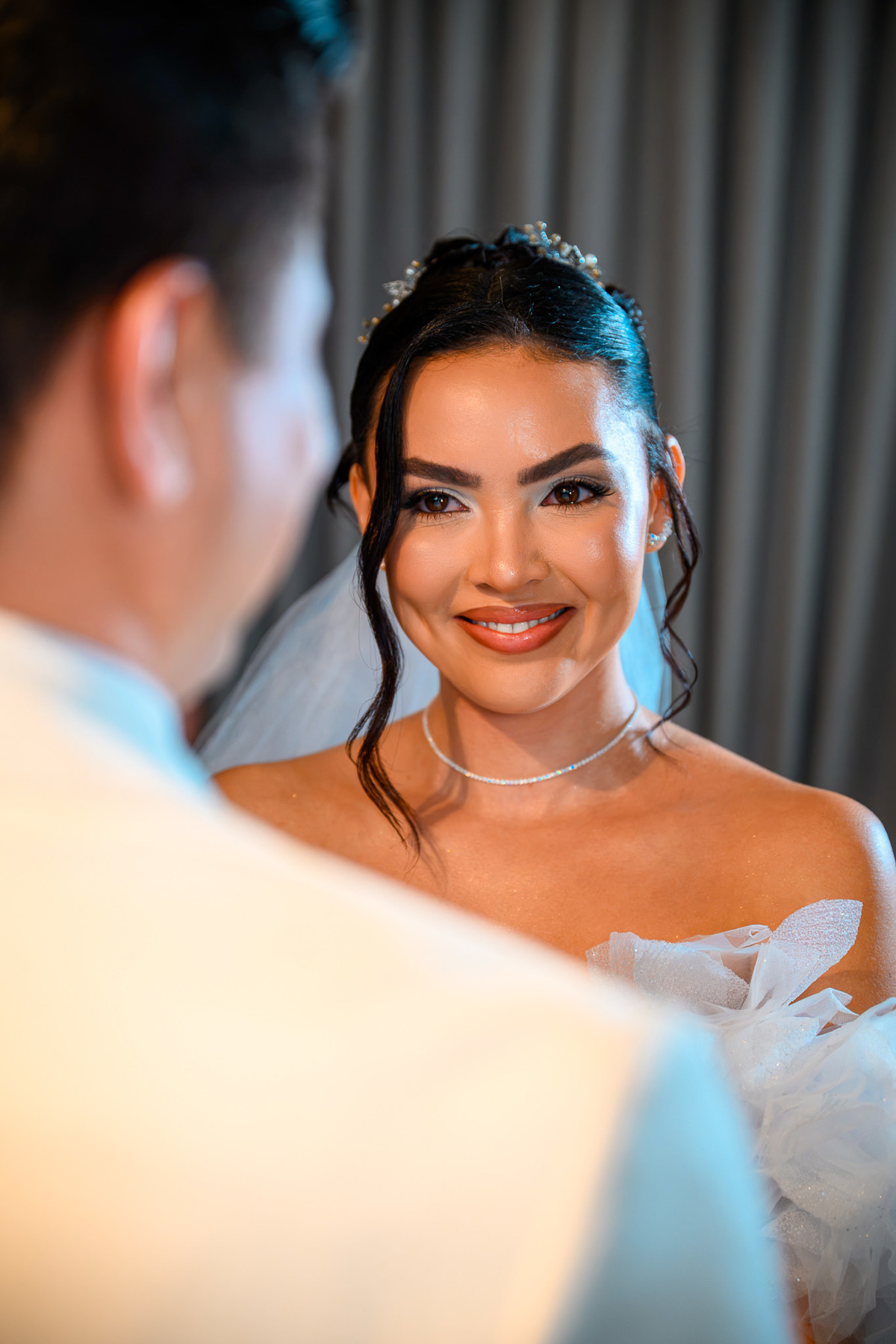 Noiva sorrindo para o noivo no altar do casamento