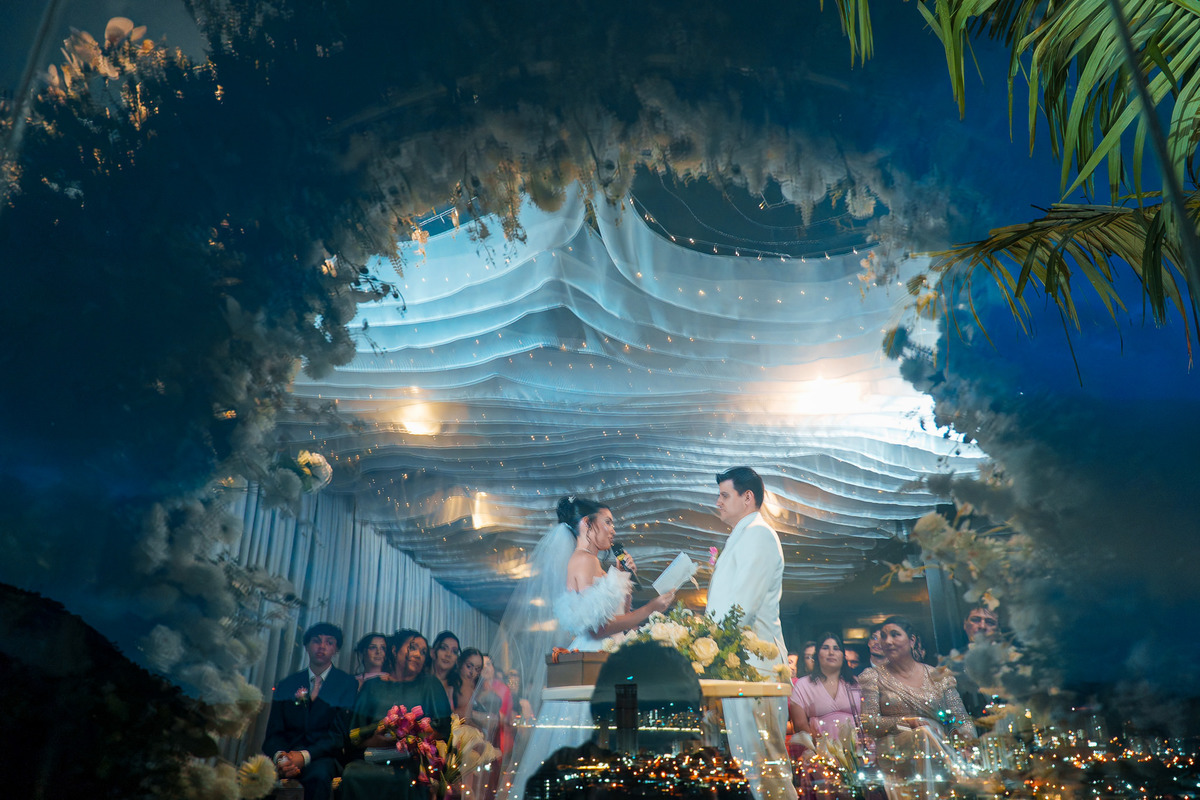  Cerimônia de casamento em composição artística com reflexo