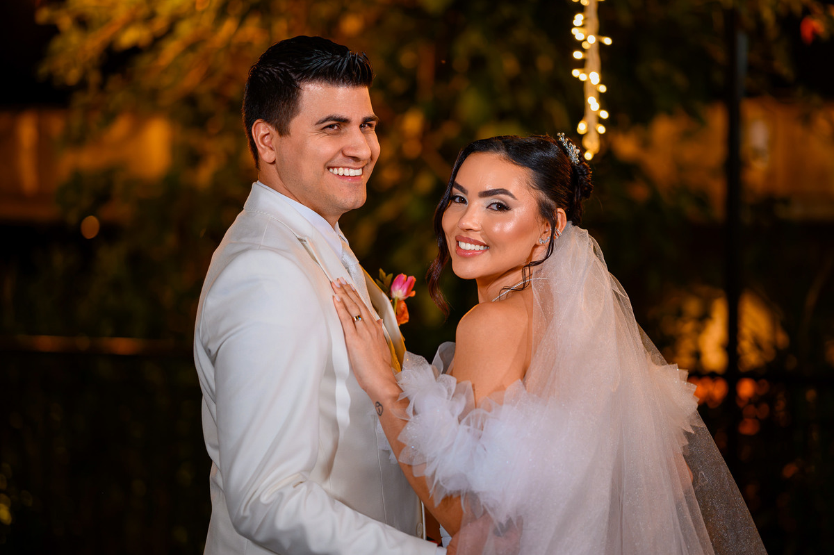 Casal em retrato noturno após o casamento no Indaiá Eventos