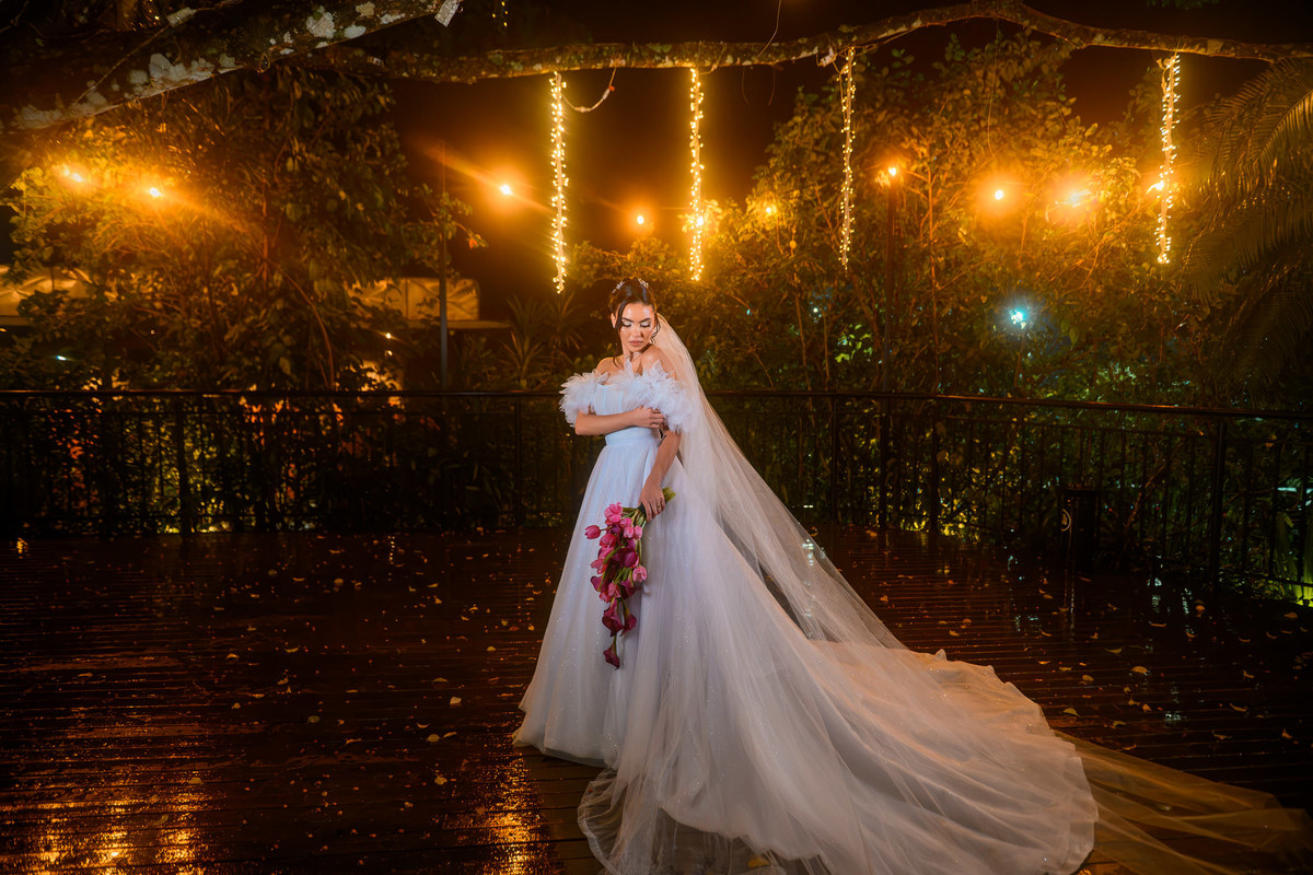 Retrato da noiva com buquê após a cerimônia de casamento