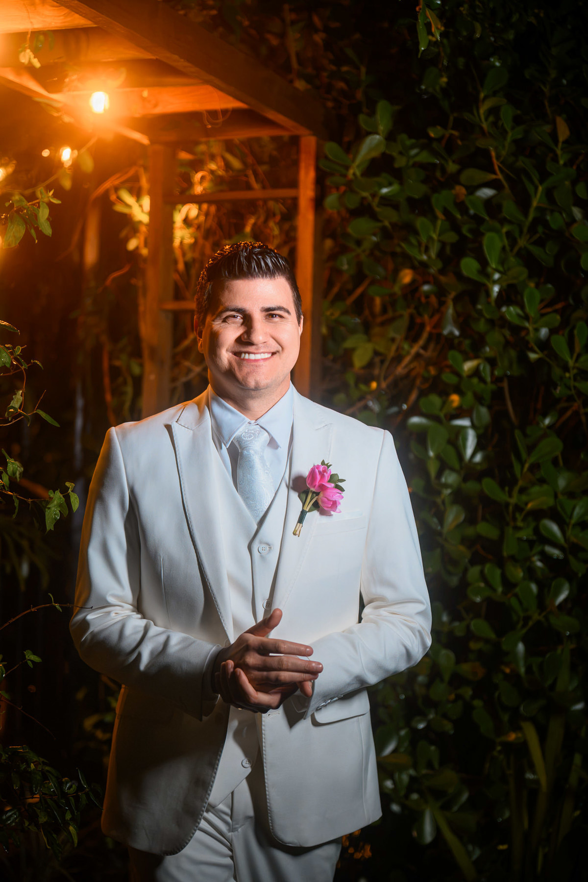  Noivo sorrindo em retrato noturno no jardim