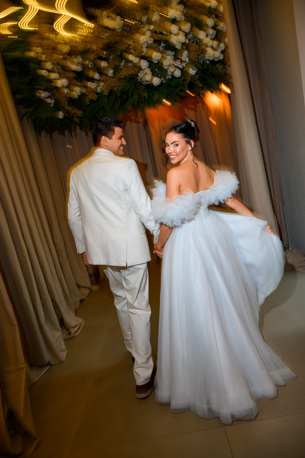 Casal entrando na festa de casamento no Indaiá Eventos