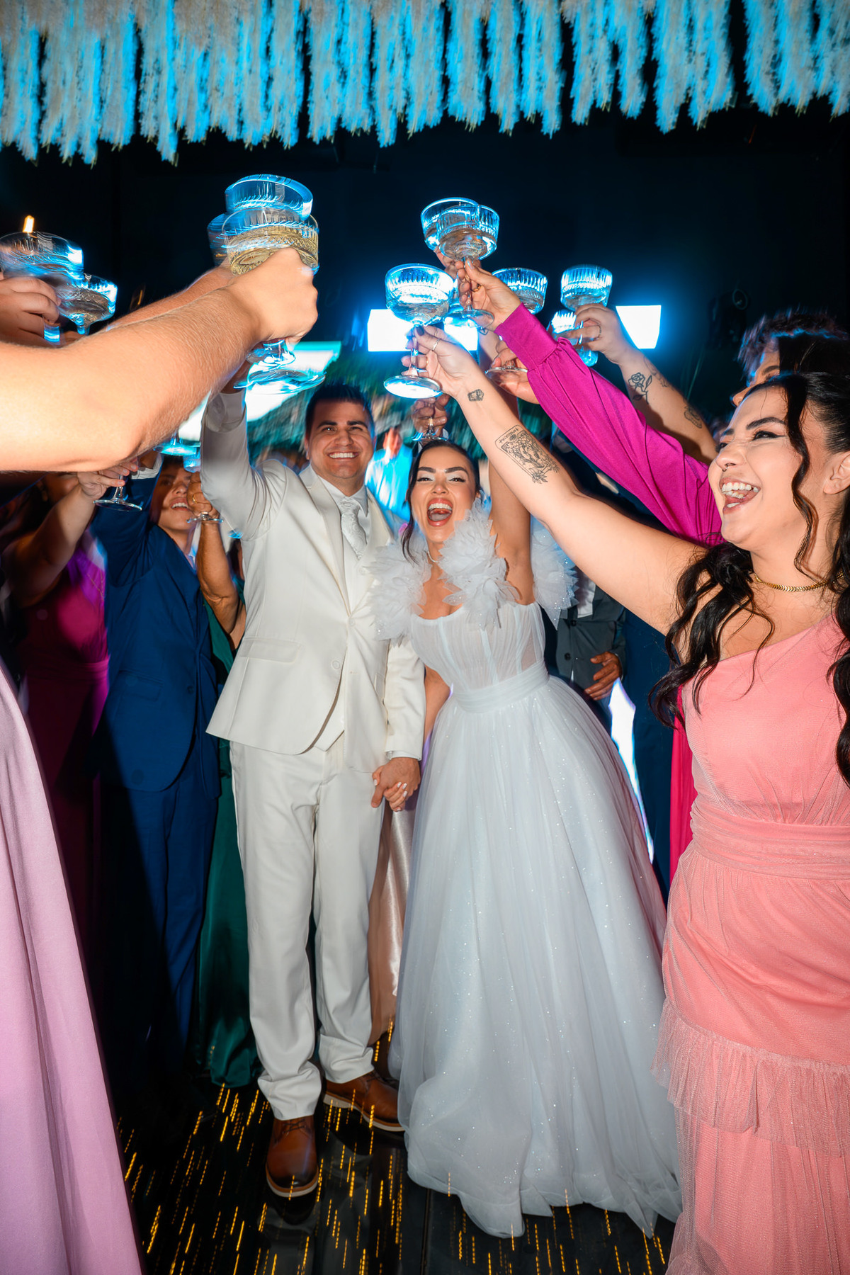 Noiva celebrando com convidados durante o brinde da festa