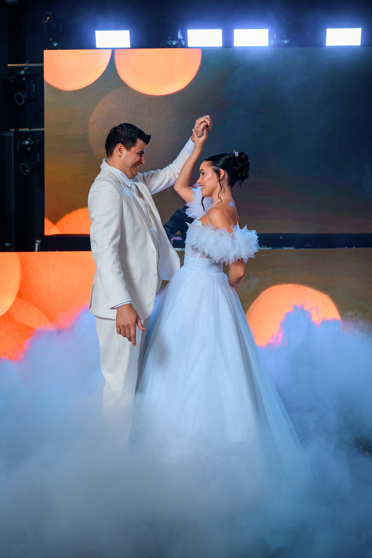 Primeira dança dos noivos na festa de casamento
