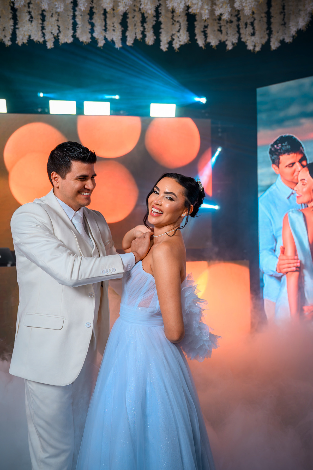 Casal sorrindo e dançando na festa de casamento