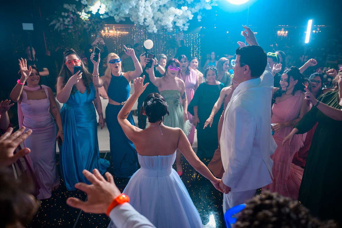 Pista de casamento animada com casal e convidados