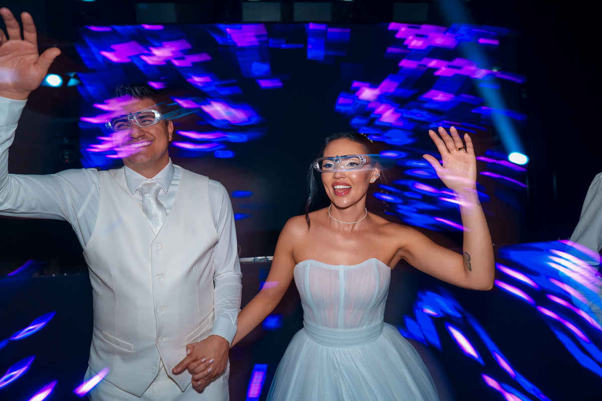  Casal dançando com óculos coloridos na festa