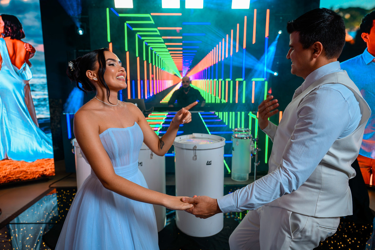 Casal participando da atração musical na festa
