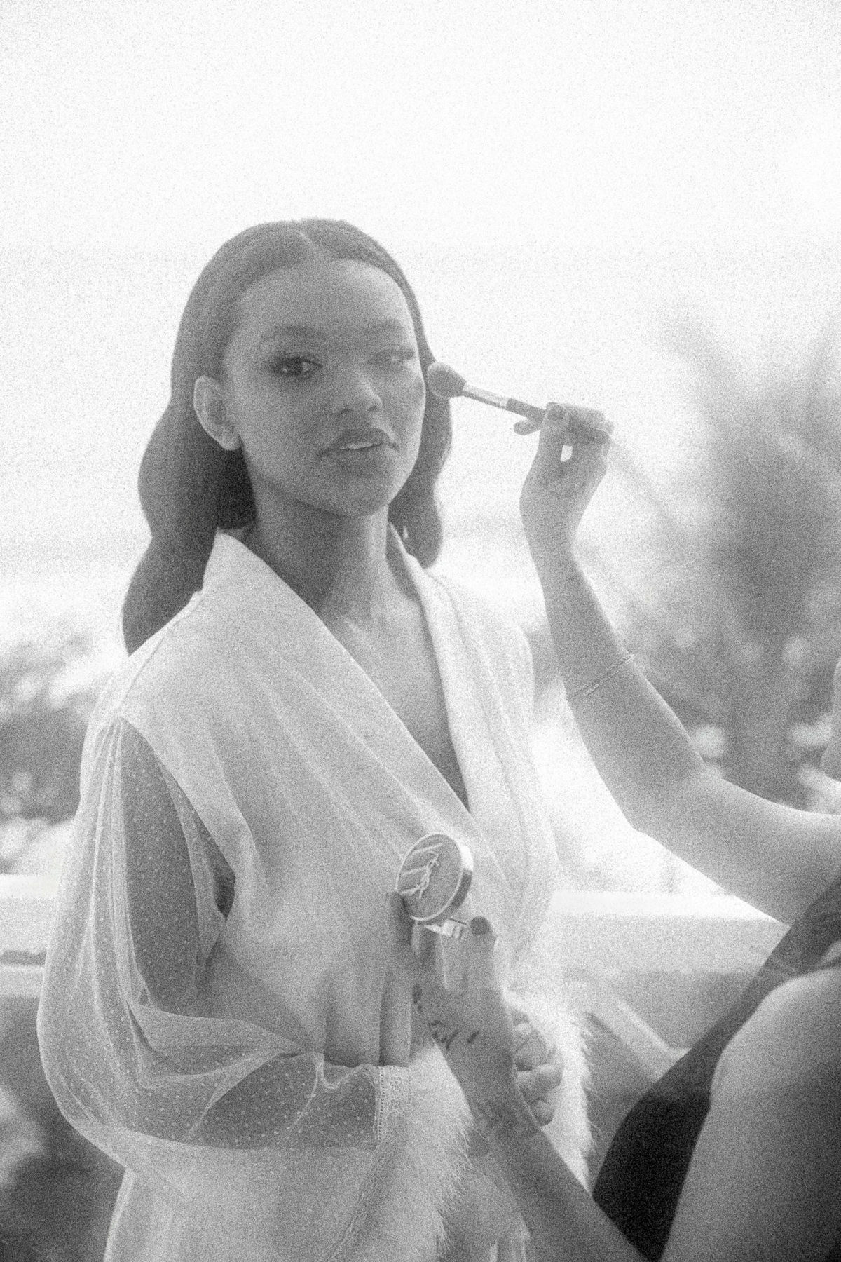 Noiva durante maquiagem em preto e branco antes do casamento

