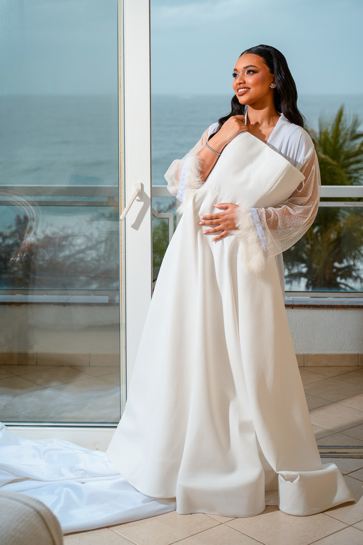 Noiva pronta com vestido elegante e vista para o mar