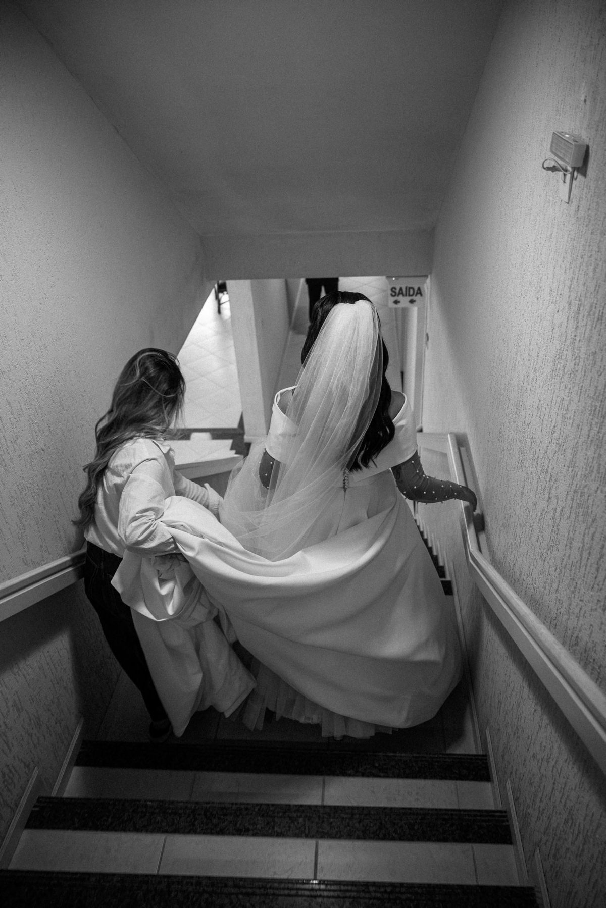  Noiva descendo as escadas com vestido em preto e branco