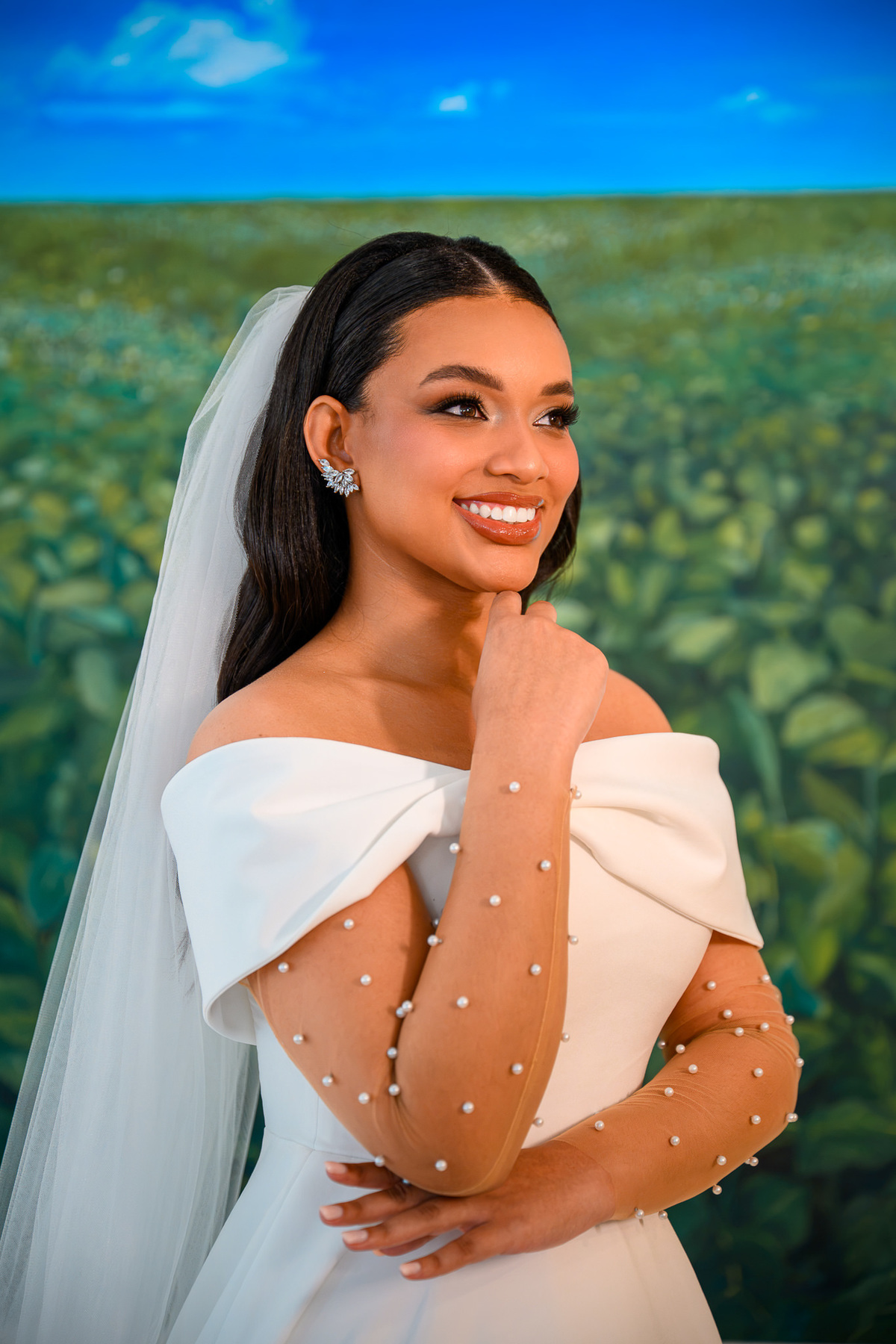 Noiva sorrindo em retrato elegante com vestido de casamento