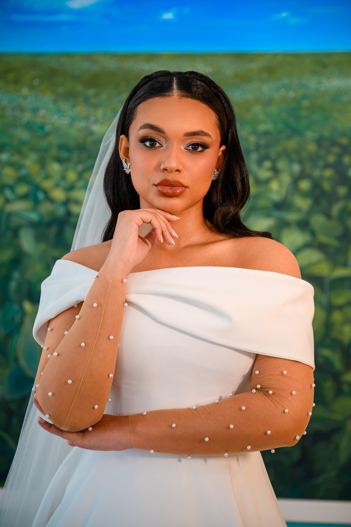  Retrato editorial da noiva com vestido e mangas transparentes