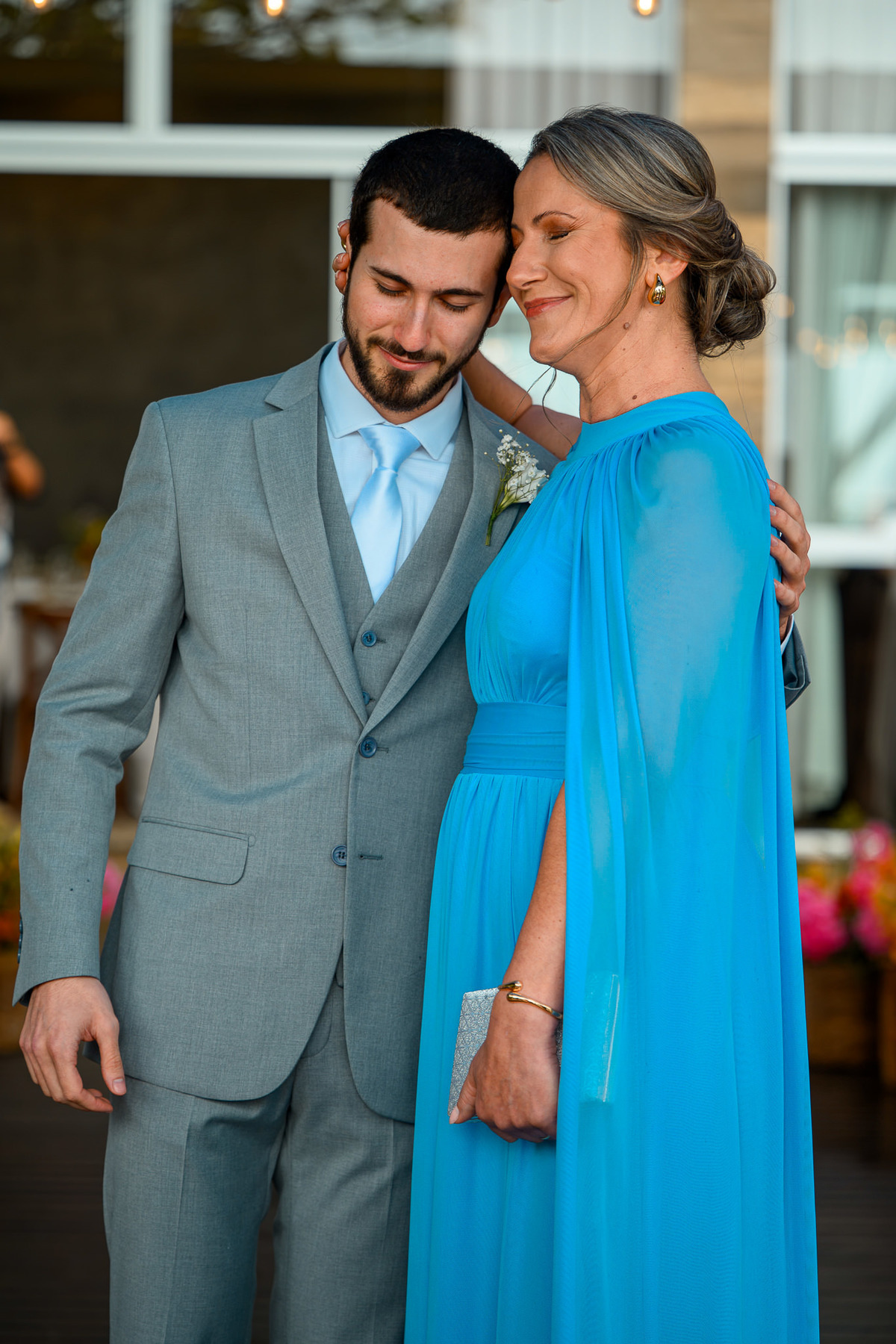  Noivo abraçando a mãe antes da cerimônia de casamento