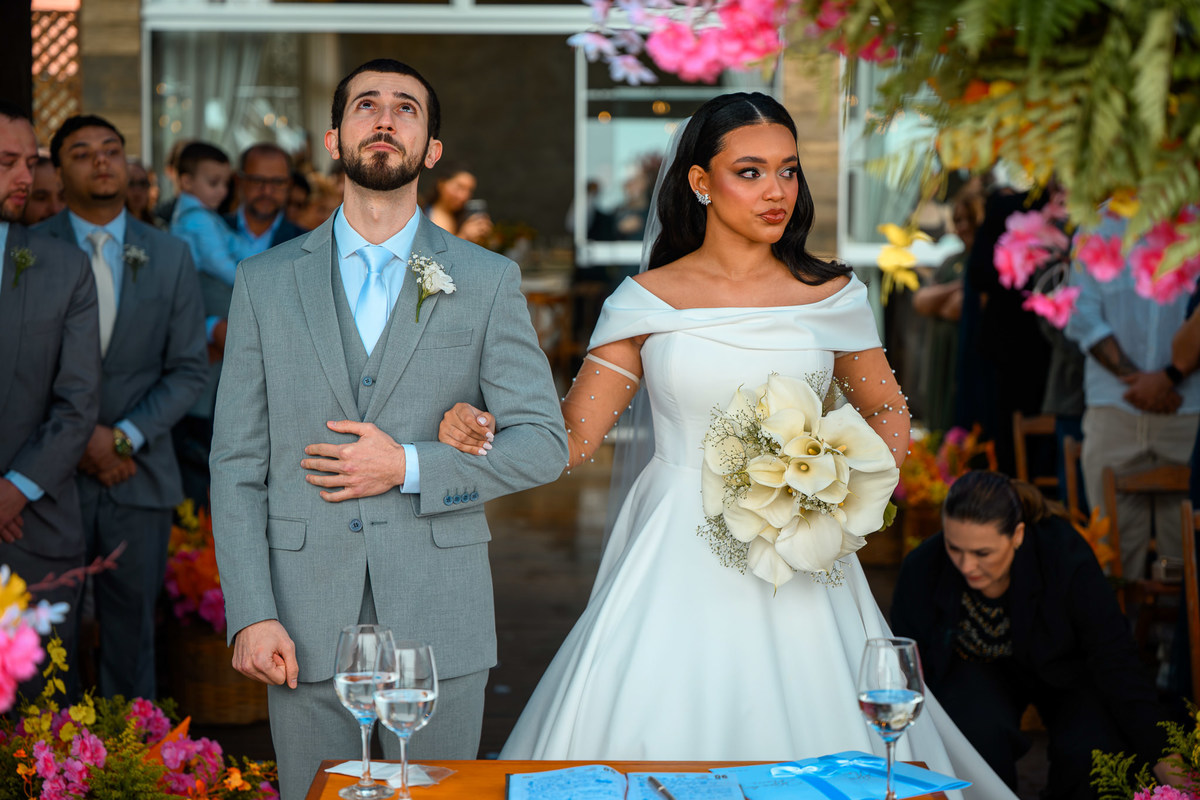 Casal emocionado durante a cerimônia de casamento em Bombinhas