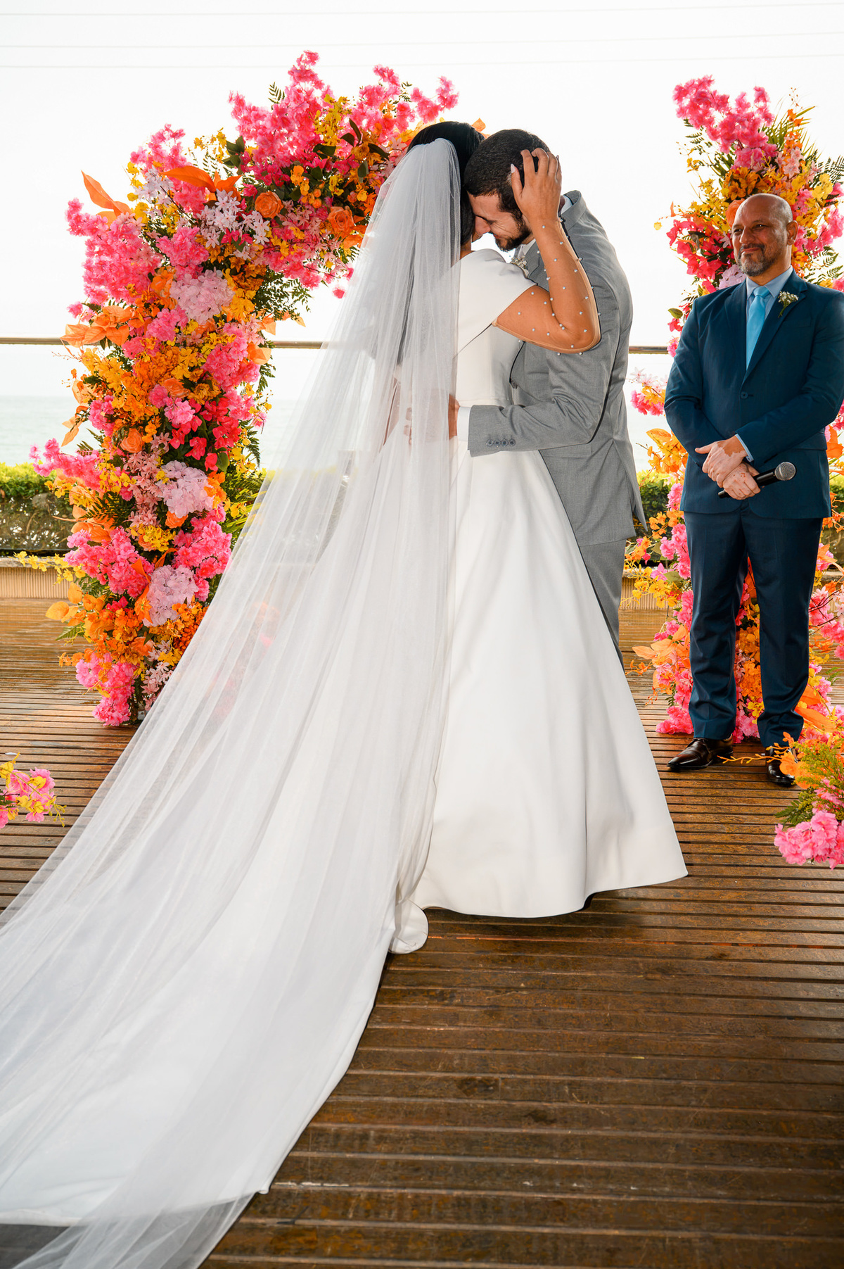  Casal sorrindo depois do beijo na cerimônia