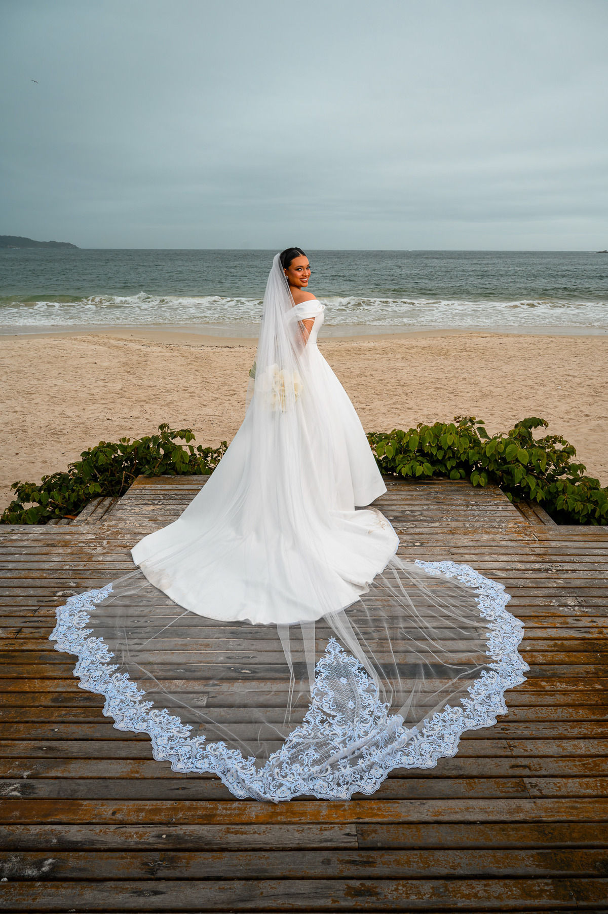 Retrato amplo da noiva no acesso à praia em Bombinhas
