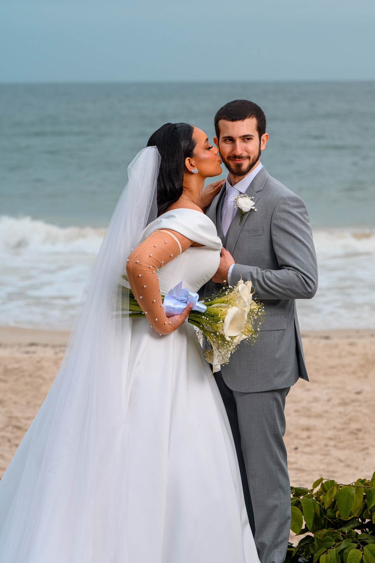Casal abraçado em retrato elegante na praia de Bombinhas