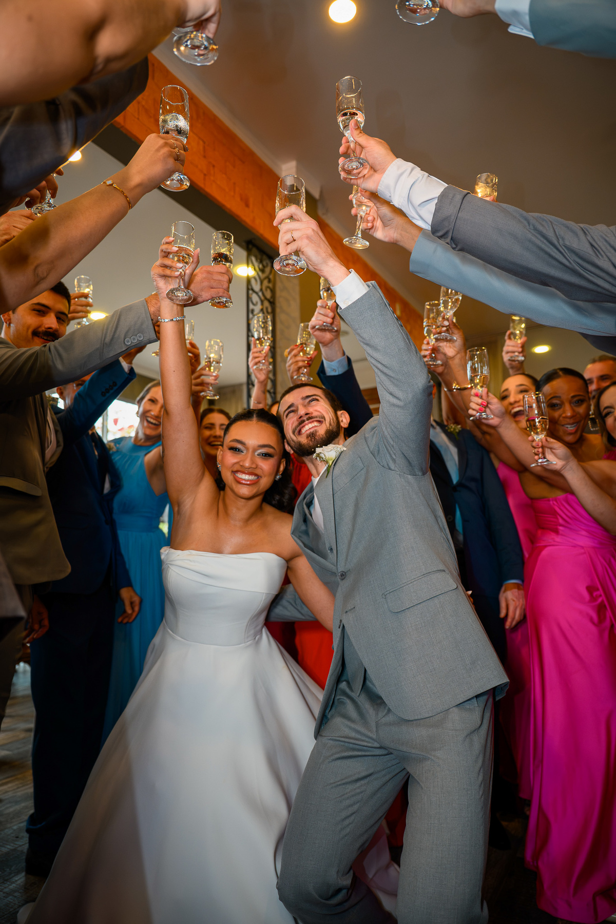  Casal brindando com os convidados durante a recepção
