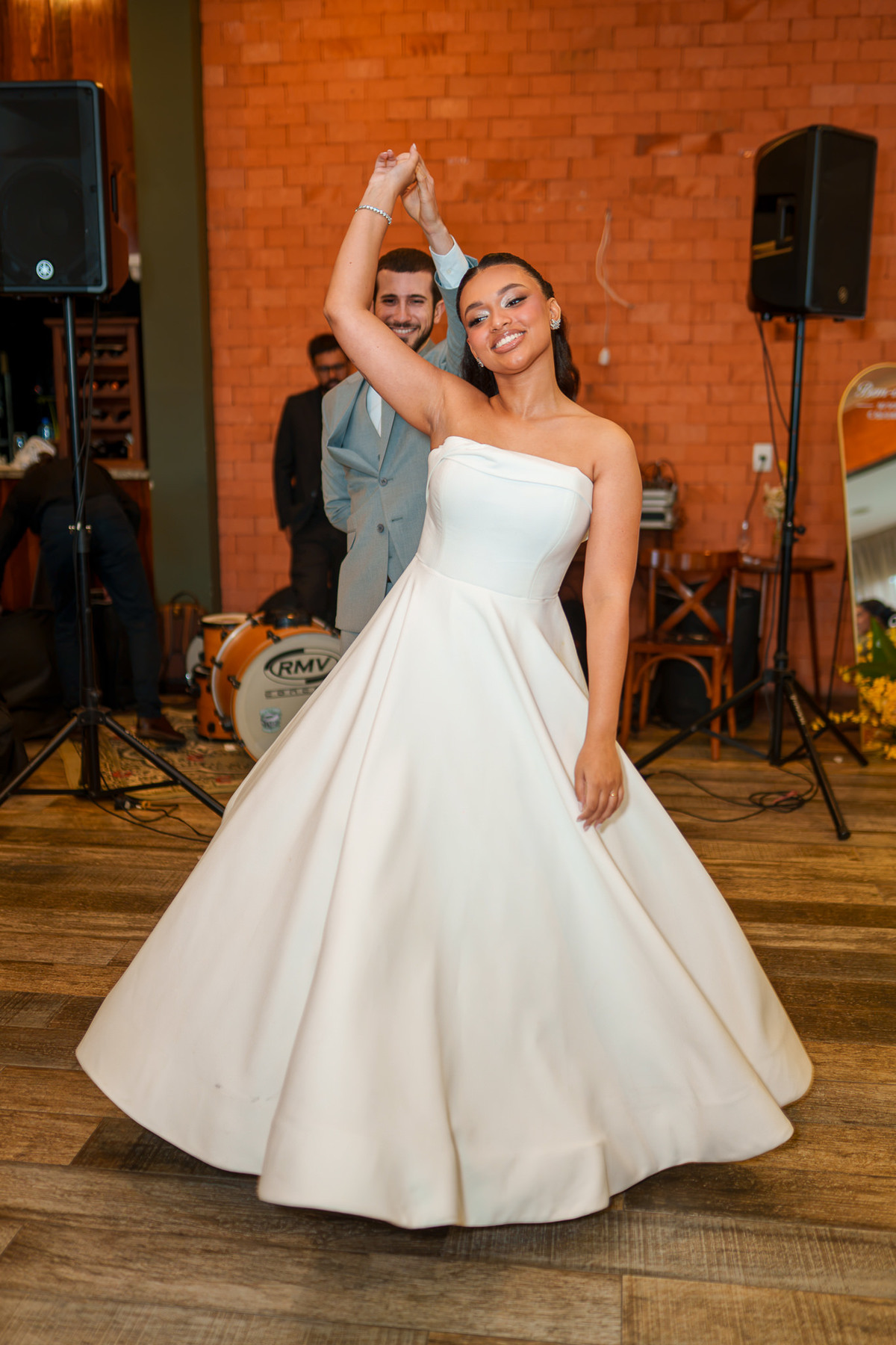 Noiva girando durante a primeira dança na recepção