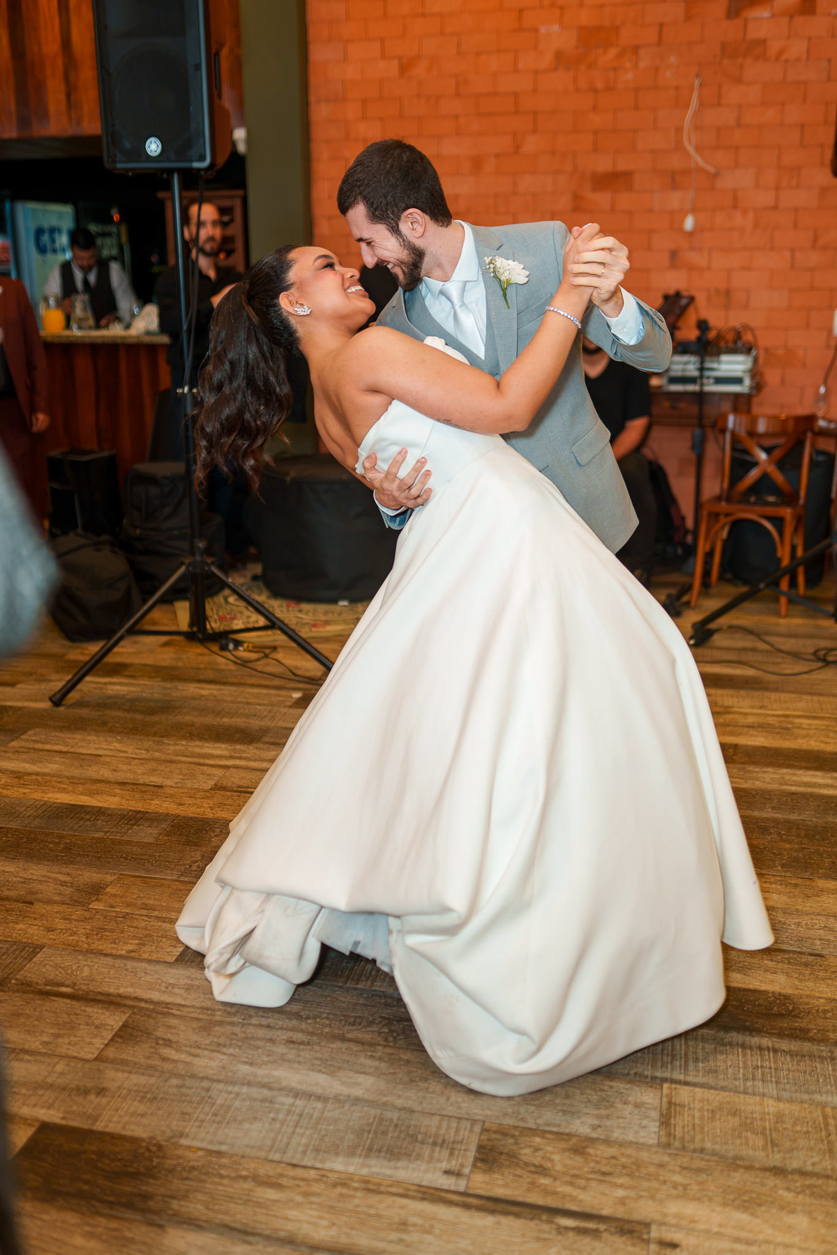 Casal se beijando durante a dança na festa de casamento