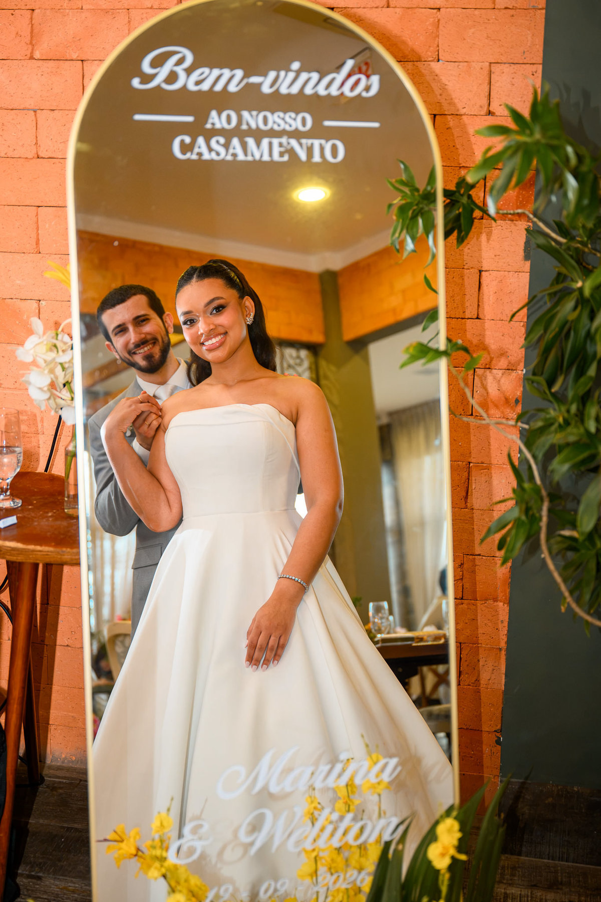 Noiva diante do espelho de boas-vindas do casamento