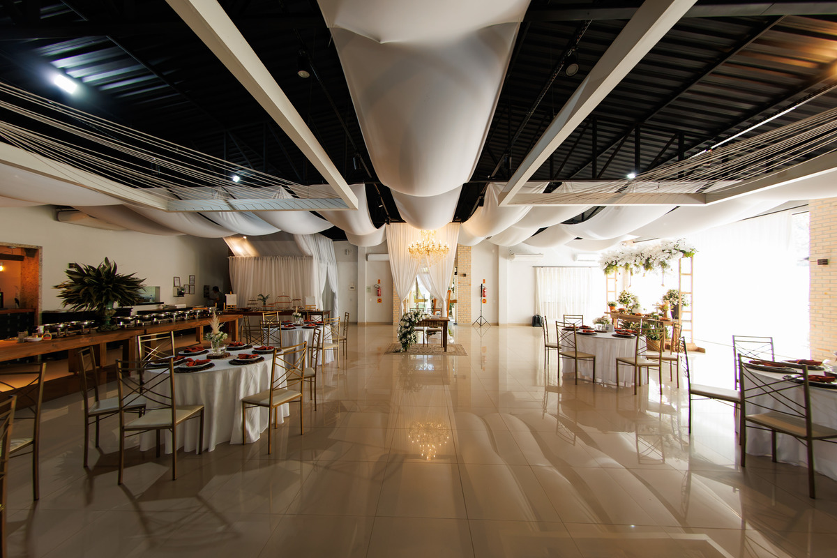 Salão da recepção preparado no Centro de Eventos Vila Gomes