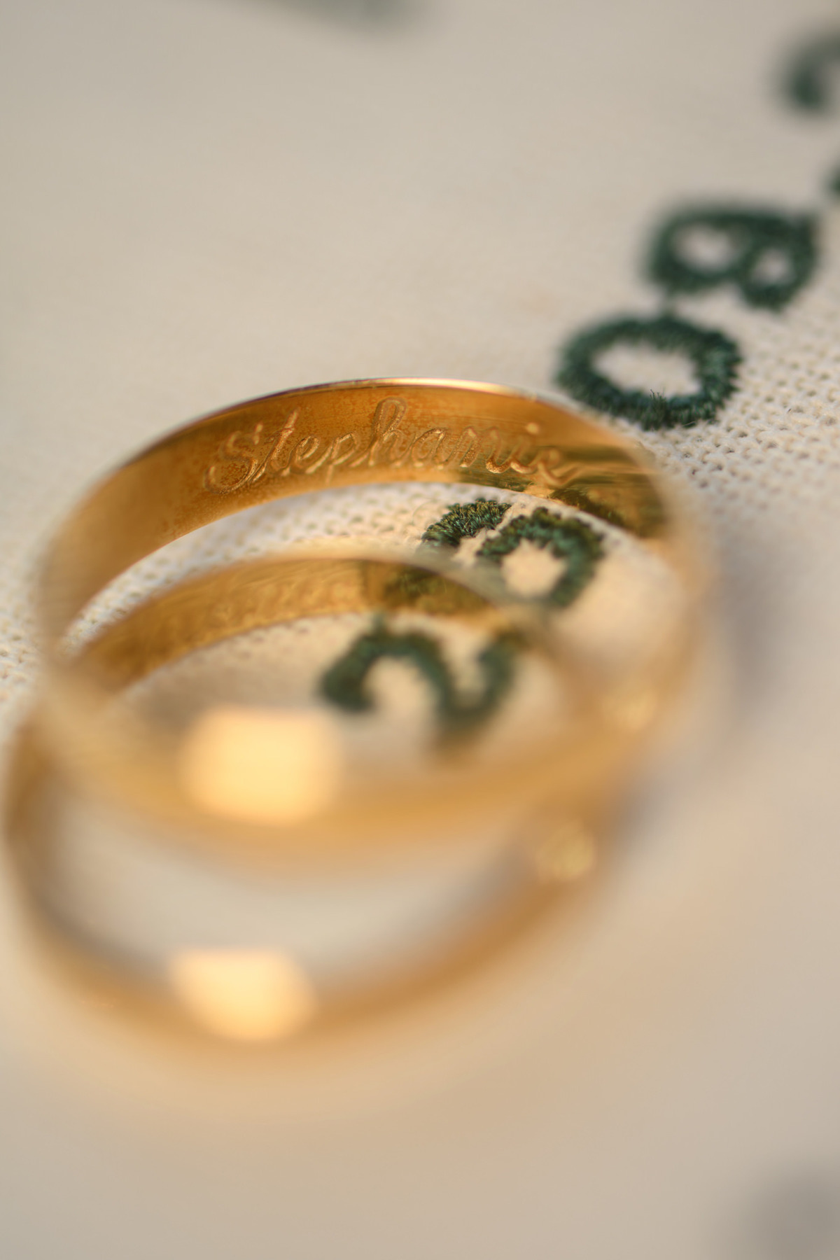 Close das alianças sobre a papelaria do casamento