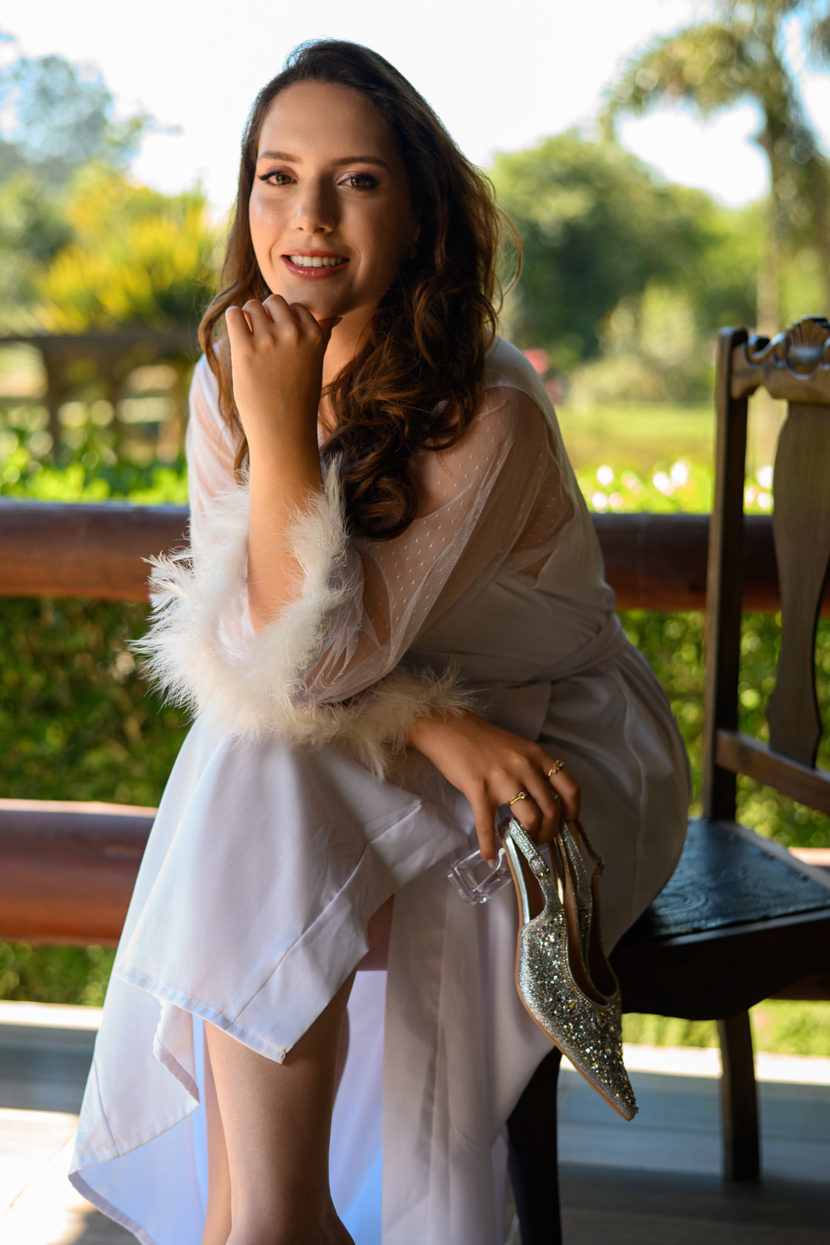  Noiva de robe sorrindo durante o making of ao ar livre