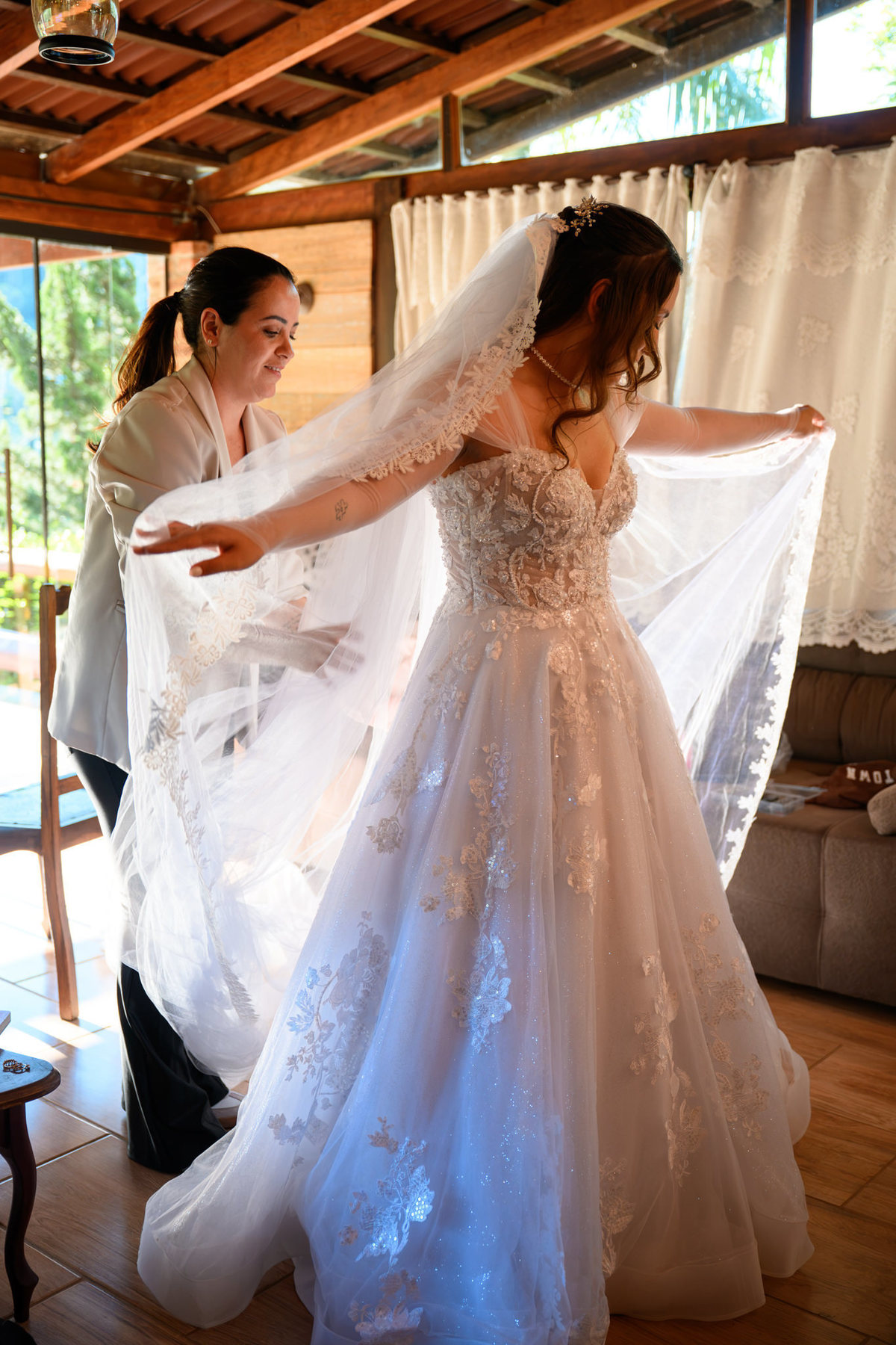 Ajuste do vestido e do véu da noiva antes da cerimônia