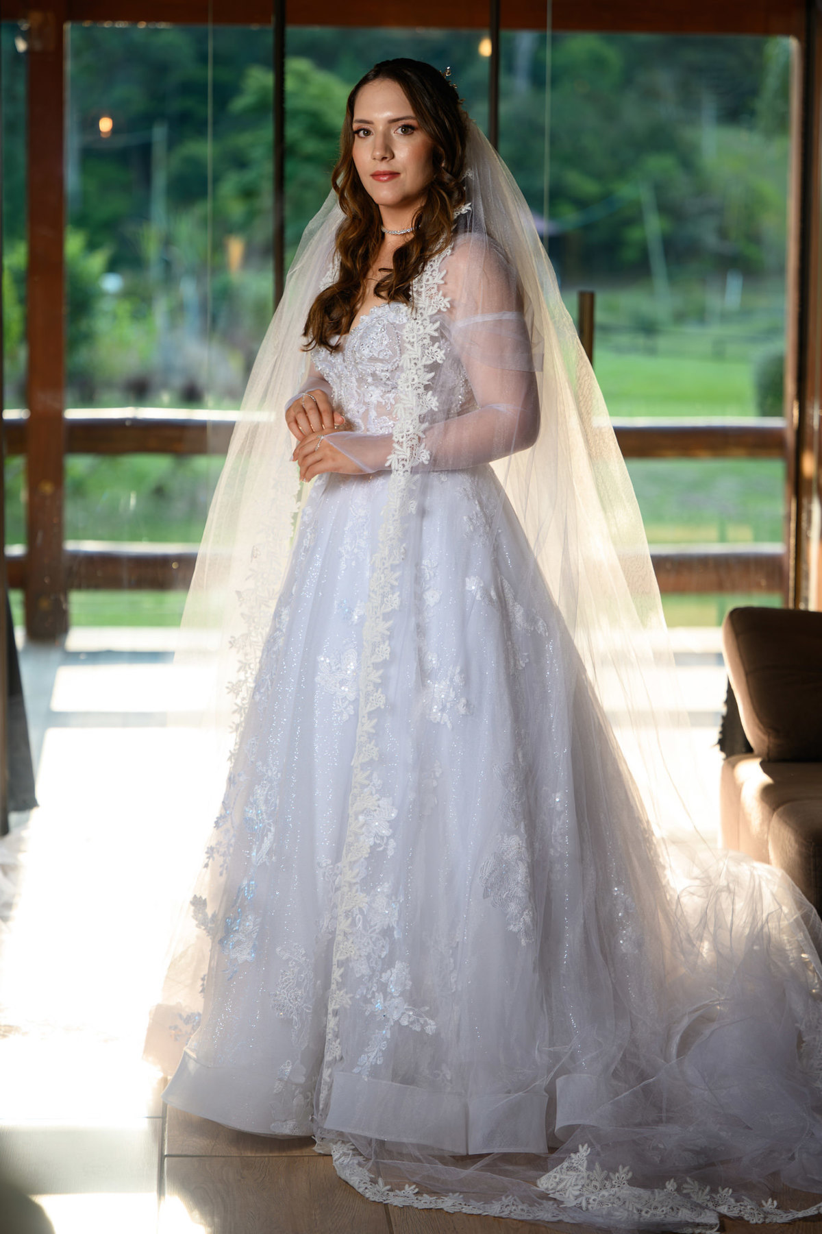  Noiva inteira em contraluz mostrando vestido e véu