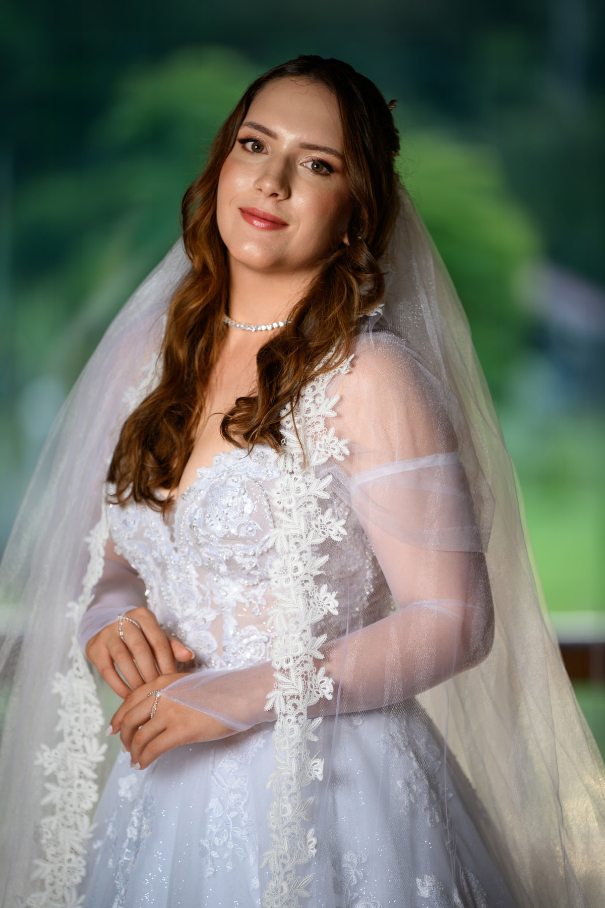  Retrato da noiva com véu e fundo verde desfocado