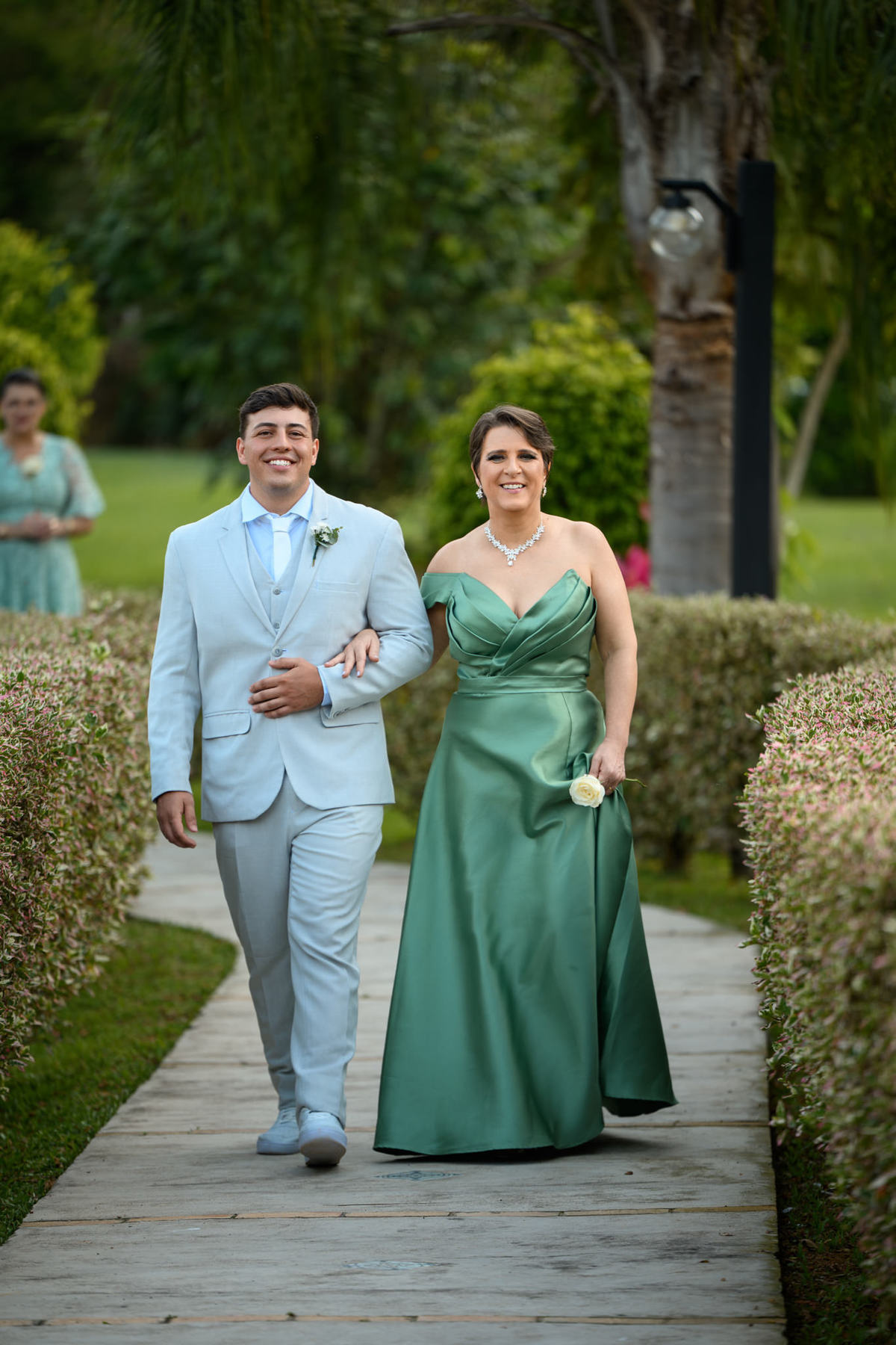 Noivo entrando para a cerimônia acompanhado pela mãe
