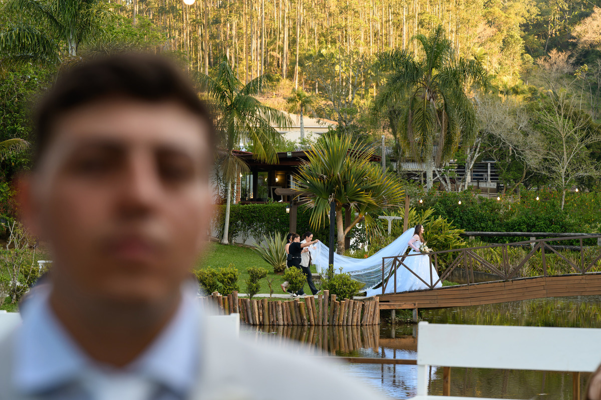 Noivo desfocado em primeiro plano antes da cerimônia