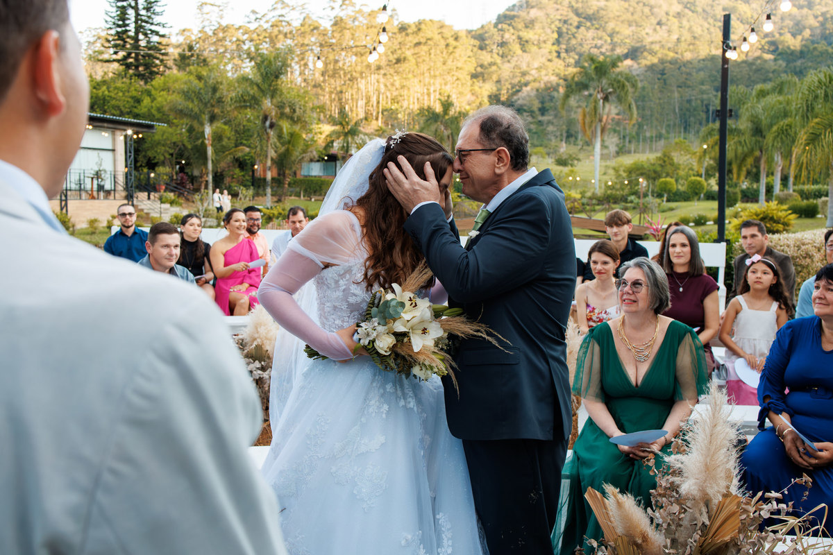 Pai beijando a noiva na chegada ao altar