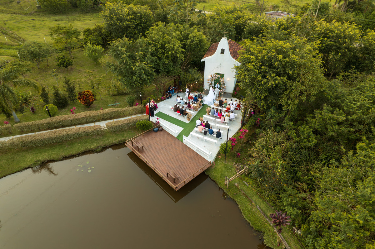 Vista de drone da capela, lago e cerimônia no Vila Gomes
