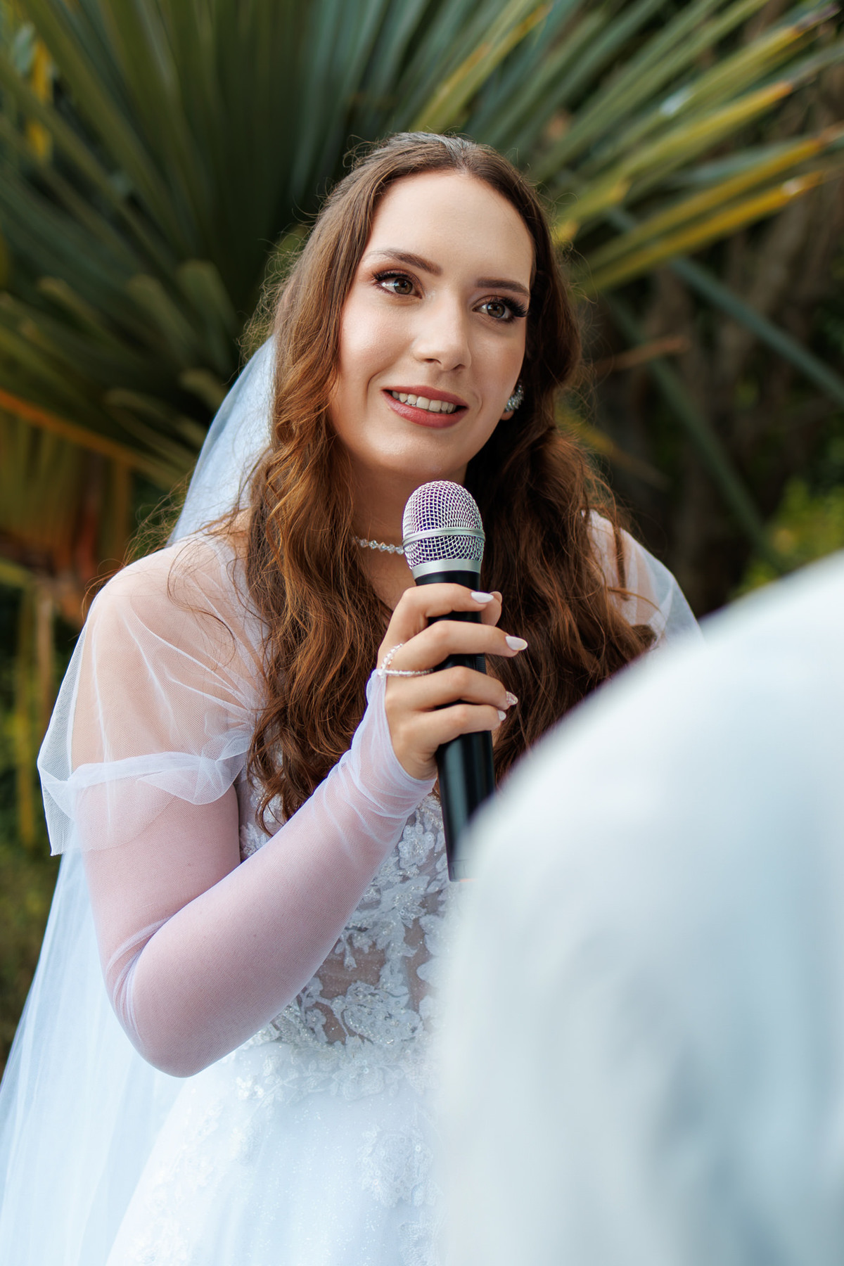Noiva falando ao microfone durante os votos do casamento